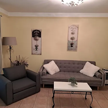 Elly Apartment